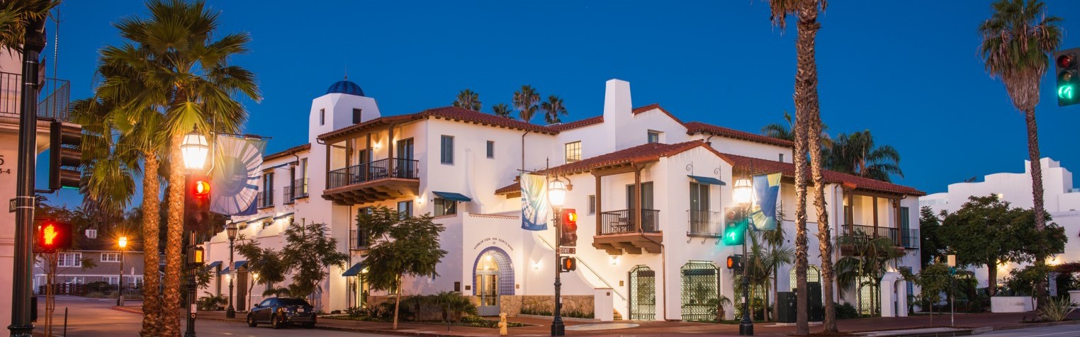 A street view of Harbor View Inn at night