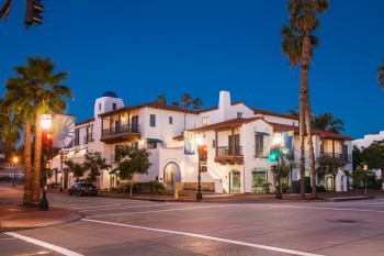 A street view of Harbor View Inn at night